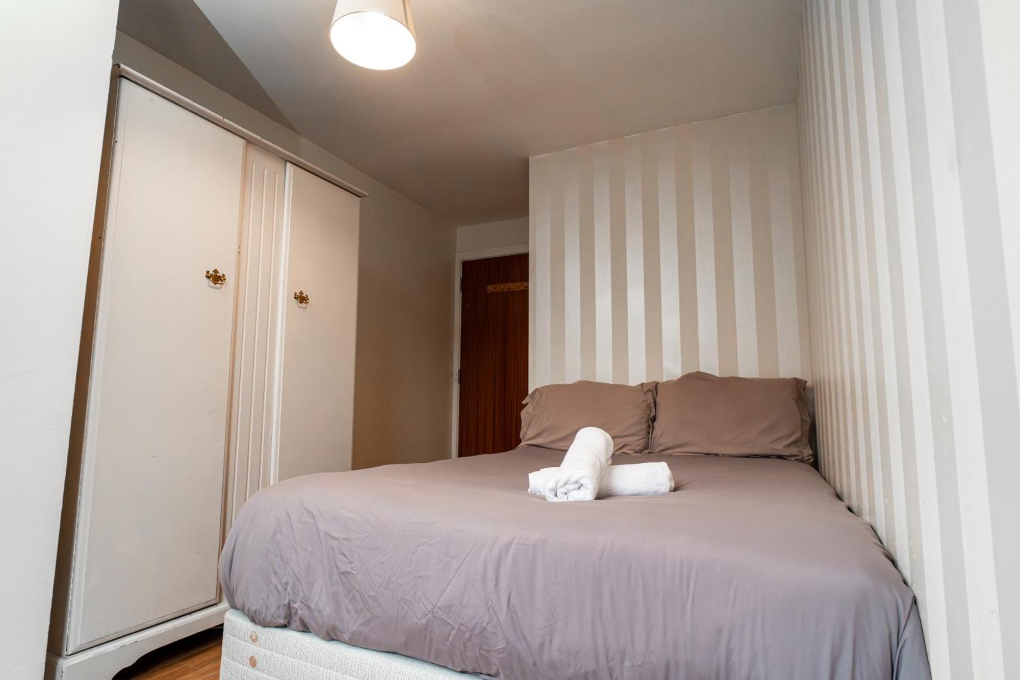3 Bedroom In Centre Apartment *